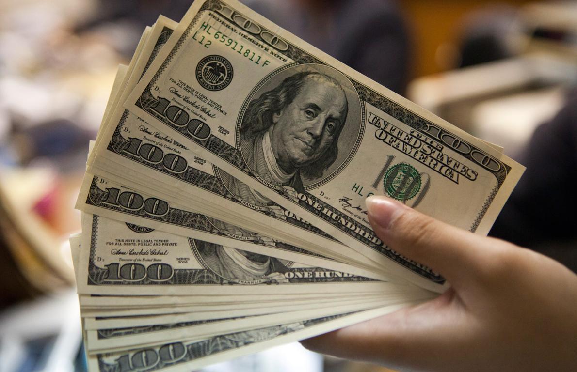 Dólar encerra em alta ante real com correção, antes de pesquisa eleitoral